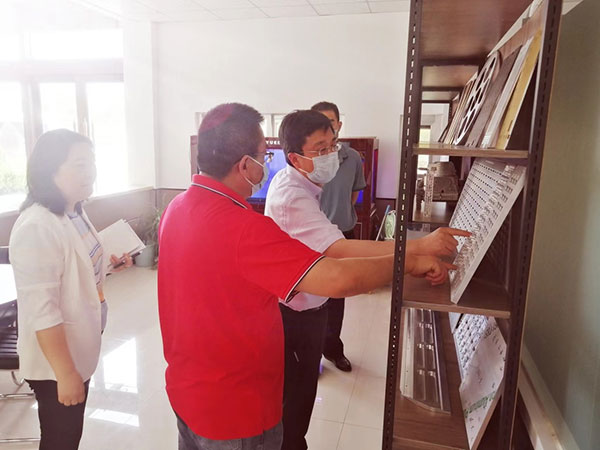 青島高新區(qū)管委領(lǐng)導蒞臨公司參觀考察 青島高新區(qū)管委領(lǐng)導蒞臨公司參觀考察