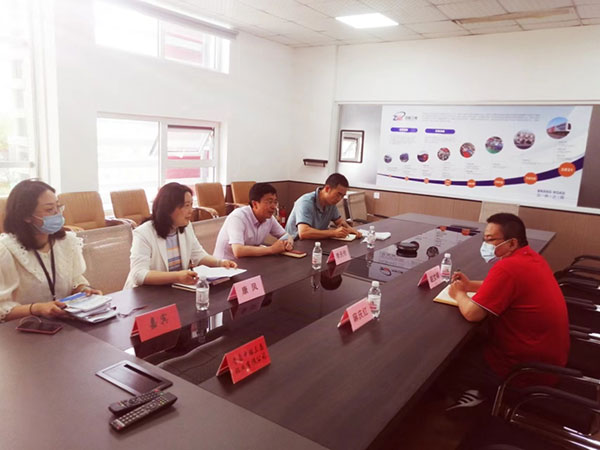 青島高新區(qū)管委領(lǐng)導蒞臨公司參觀考察 青島高新區(qū)管委領(lǐng)導蒞臨公司參觀考察